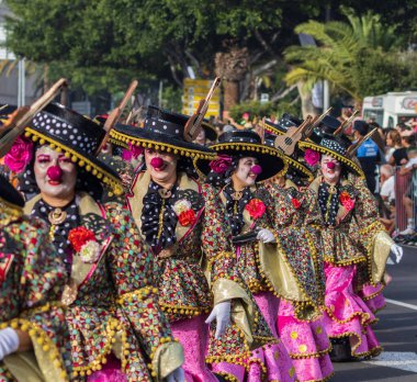 Santa CRUZ DE TENERIFE, İspanya - 13 Şubat 2024: The Coso geçidi, Cavalcada - Avenida de Anaga boyunca, Karnaval 'ın resmi sonu. İnanılmaz sıcak bir akşam, karnaval kostümlü neşeli insanlar eğleniyor..