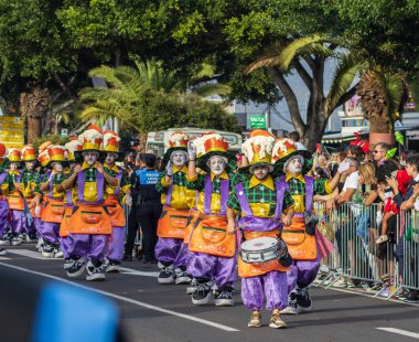 Santa CRUZ DE TENERIFE, İspanya - 13 Şubat 2024: The Coso geçidi, Cavalcada - Avenida de Anaga boyunca, Karnaval 'ın resmi sonu. İnanılmaz sıcak bir akşam, karnaval kostümlü neşeli insanlar eğleniyor..