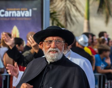 Santa CRUZ DE TENERIFE, İspanya - 13 Şubat 2024: The Coso geçidi, Cavalcada - Avenida de Anaga boyunca, Karnaval 'ın resmi sonu. İnanılmaz sıcak bir akşam, karnaval kostümlü neşeli insanlar eğleniyor..