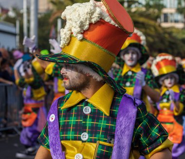 Santa CRUZ DE TENERIFE, İspanya - 13 Şubat 2024: The Coso geçidi, Cavalcada - Avenida de Anaga boyunca, Karnaval 'ın resmi sonu. İnanılmaz sıcak bir akşam, karnaval kostümlü neşeli insanlar eğleniyor..