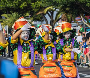 Santa CRUZ DE TENERIFE, İspanya - 13 Şubat 2024: The Coso geçidi, Cavalcada - Avenida de Anaga boyunca, Karnaval 'ın resmi sonu. İnanılmaz sıcak bir akşam, karnaval kostümlü neşeli insanlar eğleniyor..