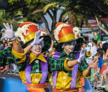 Santa CRUZ DE TENERIFE, İspanya - 13 Şubat 2024: The Coso geçidi, Cavalcada - Avenida de Anaga boyunca, Karnaval 'ın resmi sonu. İnanılmaz sıcak bir akşam, karnaval kostümlü neşeli insanlar eğleniyor..