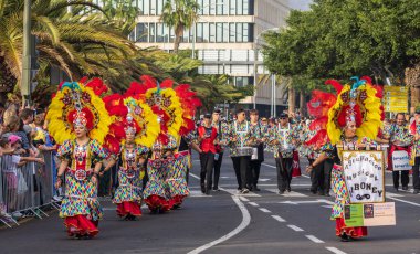 Santa CRUZ DE TENERIFE, İspanya - 13 Şubat 2024: The Coso geçidi, Cavalcada - Avenida de Anaga boyunca, Karnaval 'ın resmi sonu. İnanılmaz sıcak bir akşam, karnaval kostümlü neşeli insanlar eğleniyor..