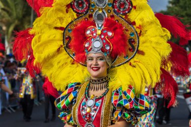 Santa CRUZ DE TENERIFE, İspanya - 13 Şubat 2024: The Coso geçidi, Cavalcada - Avenida de Anaga boyunca, Karnaval 'ın resmi sonu. İnanılmaz sıcak bir akşam, karnaval kostümlü neşeli insanlar eğleniyor..