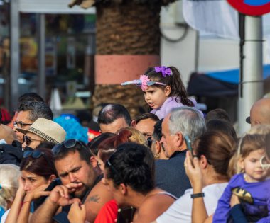 Santa CRUZ DE TENERIFE, İspanya - 13 Şubat 2024: The Coso geçidi, Cavalcada - Avenida de Anaga boyunca, Karnaval 'ın resmi sonu. İnanılmaz sıcak bir akşam, karnaval kostümlü neşeli insanlar eğleniyor..