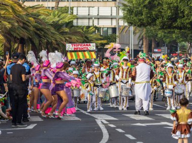 Santa CRUZ DE TENERIFE, İspanya - 13 Şubat 2024: The Coso geçidi, Cavalcada - Avenida de Anaga boyunca, Karnaval 'ın resmi sonu. İnanılmaz sıcak bir akşam, karnaval kostümlü neşeli insanlar eğleniyor..