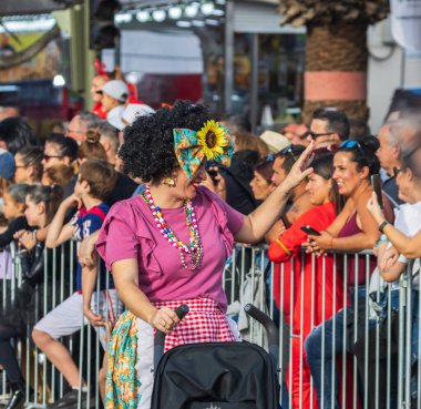 Santa CRUZ DE TENERIFE, İspanya - 13 Şubat 2024: The Coso geçidi, Cavalcada - Avenida de Anaga boyunca, Karnaval 'ın resmi sonu. İnanılmaz sıcak bir akşam, karnaval kostümlü neşeli insanlar eğleniyor..