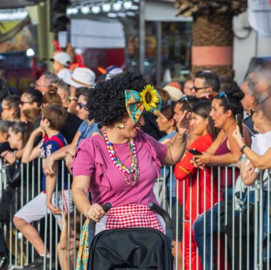 Santa CRUZ DE TENERIFE, İspanya - 13 Şubat 2024: The Coso geçidi, Cavalcada - Avenida de Anaga boyunca, Karnaval 'ın resmi sonu. İnanılmaz sıcak bir akşam, karnaval kostümlü neşeli insanlar eğleniyor..