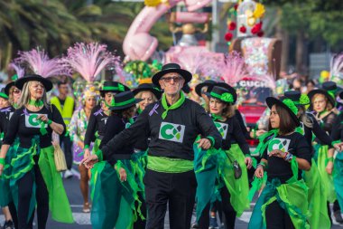 Santa CRUZ DE TENERIFE, İspanya - 13 Şubat 2024: The Coso geçidi, Cavalcada - Avenida de Anaga boyunca, Karnaval 'ın resmi sonu. İnanılmaz sıcak bir akşam, karnaval kostümlü neşeli insanlar eğleniyor..