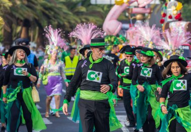 Santa CRUZ DE TENERIFE, İspanya - 13 Şubat 2024: The Coso geçidi, Cavalcada - Avenida de Anaga boyunca, Karnaval 'ın resmi sonu. İnanılmaz sıcak bir akşam, karnaval kostümlü neşeli insanlar eğleniyor..