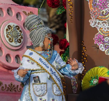 Santa CRUZ DE TENERIFE, İspanya - 13 Şubat 2024: The Coso geçidi, Cavalcada - Avenida de Anaga boyunca, Karnaval 'ın resmi sonu. İnanılmaz sıcak bir akşam, karnaval kostümlü neşeli insanlar eğleniyor..