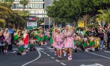 Santa CRUZ DE TENERIFE, İspanya - 13 Şubat 2024: The Coso geçidi, Cavalcada - Avenida de Anaga boyunca, Karnaval 'ın resmi sonu. İnanılmaz sıcak bir akşam, karnaval kostümlü neşeli insanlar eğleniyor..