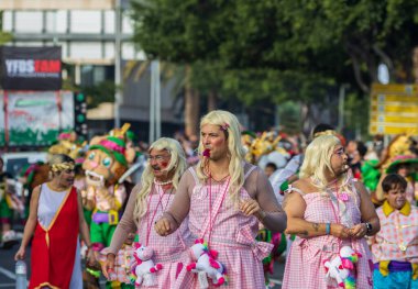 Santa CRUZ DE TENERIFE, İspanya - 13 Şubat 2024: The Coso geçidi, Cavalcada - Avenida de Anaga boyunca, Karnaval 'ın resmi sonu. İnanılmaz sıcak bir akşam, karnaval kostümlü neşeli insanlar eğleniyor..