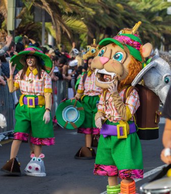 Santa CRUZ DE TENERIFE, İspanya - 13 Şubat 2024: The Coso geçidi, Cavalcada - Avenida de Anaga boyunca, Karnaval 'ın resmi sonu. İnanılmaz sıcak bir akşam, karnaval kostümlü neşeli insanlar eğleniyor..