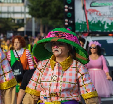 Santa CRUZ DE TENERIFE, İspanya - 13 Şubat 2024: The Coso geçidi, Cavalcada - Avenida de Anaga boyunca, Karnaval 'ın resmi sonu. İnanılmaz sıcak bir akşam, karnaval kostümlü neşeli insanlar eğleniyor..