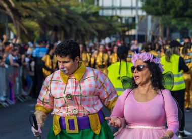 Santa CRUZ DE TENERIFE, İspanya - 13 Şubat 2024: The Coso geçidi, Cavalcada - Avenida de Anaga boyunca, Karnaval 'ın resmi sonu. İnanılmaz sıcak bir akşam, karnaval kostümlü neşeli insanlar eğleniyor..