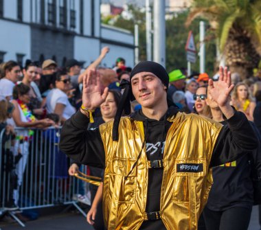 Santa CRUZ DE TENERIFE, İspanya - 13 Şubat 2024: The Coso geçidi, Cavalcada - Avenida de Anaga boyunca, Karnaval 'ın resmi sonu. İnanılmaz sıcak bir akşam, karnaval kostümlü neşeli insanlar eğleniyor..