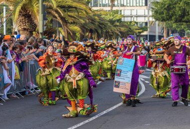 Santa CRUZ DE TENERIFE, İspanya - 13 Şubat 2024: The Coso geçidi, Cavalcada - Avenida de Anaga boyunca, Karnaval 'ın resmi sonu. İnanılmaz sıcak bir akşam, karnaval kostümlü neşeli insanlar eğleniyor..