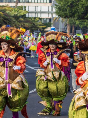 Santa CRUZ DE TENERIFE, İspanya - 13 Şubat 2024: The Coso geçidi, Cavalcada - Avenida de Anaga boyunca, Karnaval 'ın resmi sonu. İnanılmaz sıcak bir akşam, karnaval kostümlü neşeli insanlar eğleniyor..