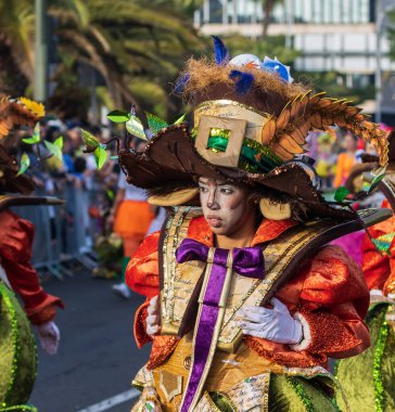Santa CRUZ DE TENERIFE, İspanya - 13 Şubat 2024: The Coso geçidi, Cavalcada - Avenida de Anaga boyunca, Karnaval 'ın resmi sonu. İnanılmaz sıcak bir akşam, karnaval kostümlü neşeli insanlar eğleniyor..
