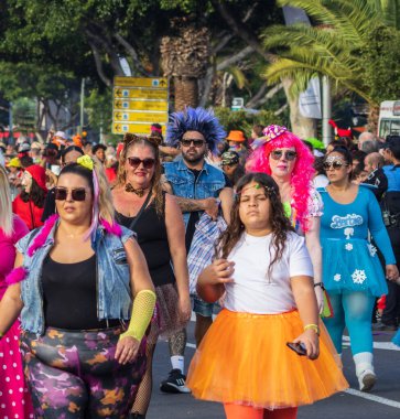 Santa CRUZ DE TENERIFE, İspanya - 13 Şubat 2024: The Coso geçidi, Cavalcada - Avenida de Anaga boyunca, Karnaval 'ın resmi sonu. İnanılmaz sıcak bir akşam, karnaval kostümlü neşeli insanlar eğleniyor..