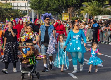 Santa CRUZ DE TENERIFE, İspanya - 13 Şubat 2024: The Coso geçidi, Cavalcada - Avenida de Anaga boyunca, Karnaval 'ın resmi sonu. İnanılmaz sıcak bir akşam, karnaval kostümlü neşeli insanlar eğleniyor..