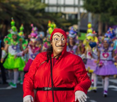 Santa CRUZ DE TENERIFE, İspanya - 13 Şubat 2024: The Coso geçidi, Cavalcada - Avenida de Anaga boyunca, Karnaval 'ın resmi sonu. İnanılmaz sıcak bir akşam, karnaval kostümlü neşeli insanlar eğleniyor..