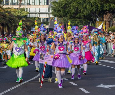 Santa CRUZ DE TENERIFE, İspanya - 13 Şubat 2024: The Coso geçidi, Cavalcada - Avenida de Anaga boyunca, Karnaval 'ın resmi sonu. İnanılmaz sıcak bir akşam, karnaval kostümlü neşeli insanlar eğleniyor..