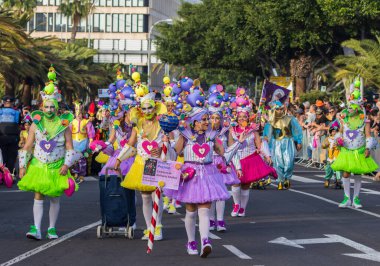 Santa CRUZ DE TENERIFE, İspanya - 13 Şubat 2024: The Coso geçidi, Cavalcada - Avenida de Anaga boyunca, Karnaval 'ın resmi sonu. İnanılmaz sıcak bir akşam, karnaval kostümlü neşeli insanlar eğleniyor..