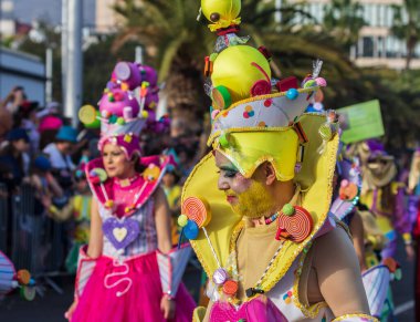 Santa CRUZ DE TENERIFE, İspanya - 13 Şubat 2024: The Coso geçidi, Cavalcada - Avenida de Anaga boyunca, Karnaval 'ın resmi sonu. İnanılmaz sıcak bir akşam, karnaval kostümlü neşeli insanlar eğleniyor..