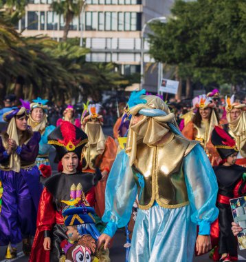 Santa CRUZ DE TENERIFE, İspanya - 13 Şubat 2024: The Coso geçidi, Cavalcada - Avenida de Anaga boyunca, Karnaval 'ın resmi sonu. İnanılmaz sıcak bir akşam, karnaval kostümlü neşeli insanlar eğleniyor..
