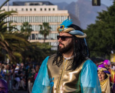 Santa CRUZ DE TENERIFE, İspanya - 13 Şubat 2024: The Coso geçidi, Cavalcada - Avenida de Anaga boyunca, Karnaval 'ın resmi sonu. İnanılmaz sıcak bir akşam, karnaval kostümlü neşeli insanlar eğleniyor..