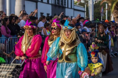 Santa CRUZ DE TENERIFE, İspanya - 13 Şubat 2024: The Coso geçidi, Cavalcada - Avenida de Anaga boyunca, Karnaval 'ın resmi sonu. İnanılmaz sıcak bir akşam, karnaval kostümlü neşeli insanlar eğleniyor..