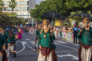Santa CRUZ DE TENERIFE, İspanya - 13 Şubat 2024: The Coso geçidi, Cavalcada - Avenida de Anaga boyunca, Karnaval 'ın resmi sonu. İnanılmaz sıcak bir akşam, karnaval kostümlü neşeli insanlar eğleniyor..