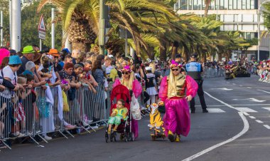 Santa CRUZ DE TENERIFE, İspanya - 13 Şubat 2024: The Coso geçidi, Cavalcada - Avenida de Anaga boyunca, Karnaval 'ın resmi sonu. İnanılmaz sıcak bir akşam, karnaval kostümlü neşeli insanlar eğleniyor..
