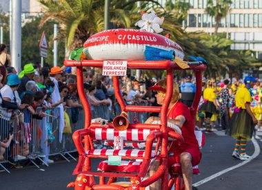 Santa CRUZ DE TENERIFE, İspanya - 13 Şubat 2024: The Coso geçidi, Cavalcada - Avenida de Anaga boyunca, Karnaval 'ın resmi sonu. İnanılmaz sıcak bir akşam, karnaval kostümlü neşeli insanlar eğleniyor..