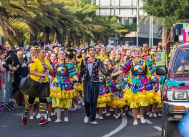 Santa CRUZ DE TENERIFE, İspanya - 13 Şubat 2024: The Coso geçidi, Cavalcada - Avenida de Anaga boyunca, Karnaval 'ın resmi sonu. İnanılmaz sıcak bir akşam, karnaval kostümlü neşeli insanlar eğleniyor..