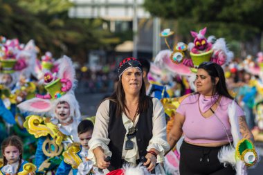 Santa CRUZ DE TENERIFE, İspanya - 13 Şubat 2024: The Coso geçidi, Cavalcada - Avenida de Anaga boyunca, Karnaval 'ın resmi sonu. İnanılmaz sıcak bir akşam, karnaval kostümlü neşeli insanlar eğleniyor..