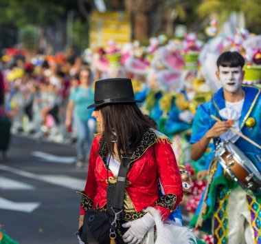 Santa CRUZ DE TENERIFE, İspanya - 13 Şubat 2024: The Coso geçidi, Cavalcada - Avenida de Anaga boyunca, Karnaval 'ın resmi sonu. İnanılmaz sıcak bir akşam, karnaval kostümlü neşeli insanlar eğleniyor..