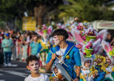 Santa CRUZ DE TENERIFE, İspanya - 13 Şubat 2024: The Coso geçidi, Cavalcada - Avenida de Anaga boyunca, Karnaval 'ın resmi sonu. İnanılmaz sıcak bir akşam, karnaval kostümlü neşeli insanlar eğleniyor..