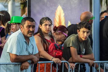 Santa CRUZ DE TENERIFE, İspanya - 13 Şubat 2024: The Coso geçidi, Cavalcada - Avenida de Anaga boyunca, Karnaval 'ın resmi sonu. İnanılmaz sıcak bir akşam, karnaval kostümlü neşeli insanlar eğleniyor..