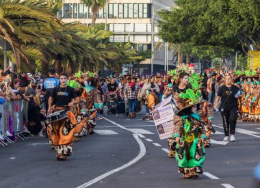 Santa CRUZ DE TENERIFE, İspanya - 13 Şubat 2024: The Coso geçidi, Cavalcada - Avenida de Anaga boyunca, Karnaval 'ın resmi sonu. İnanılmaz sıcak bir akşam, karnaval kostümlü neşeli insanlar eğleniyor..