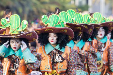 Santa CRUZ DE TENERIFE, İspanya - 13 Şubat 2024: The Coso geçidi, Cavalcada - Avenida de Anaga boyunca, Karnaval 'ın resmi sonu. İnanılmaz sıcak bir akşam, karnaval kostümlü neşeli insanlar eğleniyor..