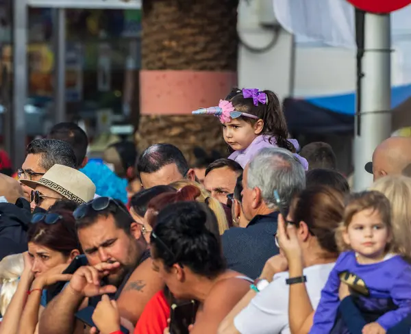 Santa CRUZ DE TENERIFE, İspanya - 13 Şubat 2024: The Coso geçidi, Cavalcada - Avenida de Anaga boyunca, Karnaval 'ın resmi sonu. İnanılmaz sıcak bir akşam, karnaval kostümlü neşeli insanlar eğleniyor..