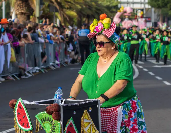 Santa CRUZ DE TENERIFE, İspanya - 13 Şubat 2024: The Coso geçidi, Cavalcada - Avenida de Anaga boyunca, Karnaval 'ın resmi sonu. İnanılmaz sıcak bir akşam, karnaval kostümlü neşeli insanlar eğleniyor..