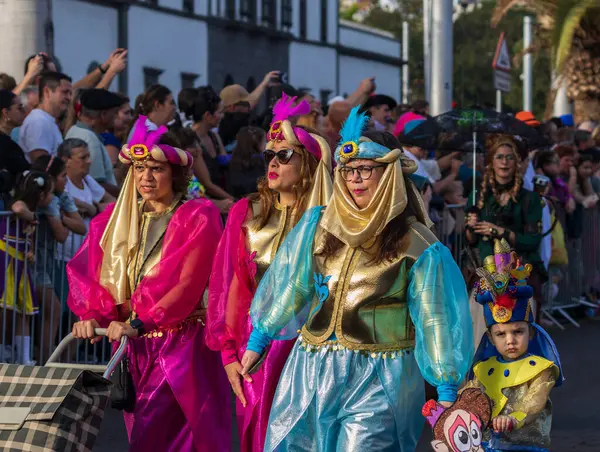 Santa CRUZ DE TENERIFE, İspanya - 13 Şubat 2024: The Coso geçidi, Cavalcada - Avenida de Anaga boyunca, Karnaval 'ın resmi sonu. İnanılmaz sıcak bir akşam, karnaval kostümlü neşeli insanlar eğleniyor..