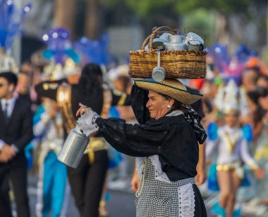 Santa CRUZ DE TENERIFE, İspanya - 13 Şubat 2024: The Coso geçidi, Cavalcada - Avenida de Anaga boyunca, Karnaval 'ın resmi sonu. İnanılmaz sıcak bir akşam, karnaval kostümlü neşeli insanlar eğleniyor..