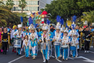 Santa CRUZ DE TENERIFE, İspanya - 13 Şubat 2024: The Coso geçidi, Cavalcada - Avenida de Anaga boyunca, Karnaval 'ın resmi sonu. İnanılmaz sıcak bir akşam, karnaval kostümlü neşeli insanlar eğleniyor..