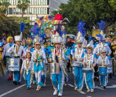 Santa CRUZ DE TENERIFE, İspanya - 13 Şubat 2024: The Coso geçidi, Cavalcada - Avenida de Anaga boyunca, Karnaval 'ın resmi sonu. İnanılmaz sıcak bir akşam, karnaval kostümlü neşeli insanlar eğleniyor..