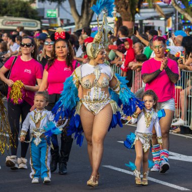 Santa CRUZ DE TENERIFE, İspanya - 13 Şubat 2024: The Coso geçidi, Cavalcada - Avenida de Anaga boyunca, Karnaval 'ın resmi sonu. İnanılmaz sıcak bir akşam, karnaval kostümlü neşeli insanlar eğleniyor..